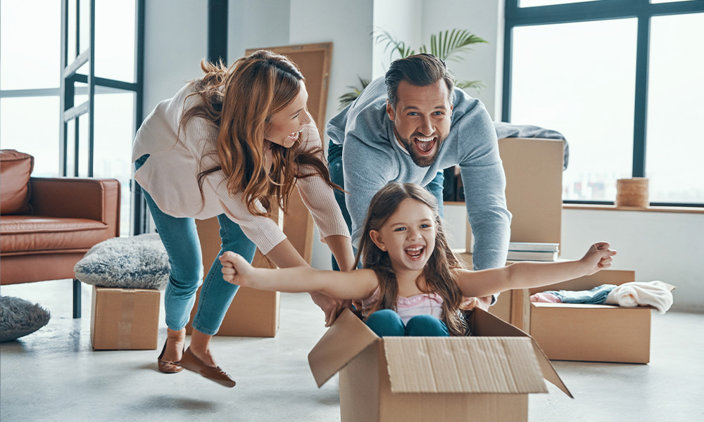 Famille heureuse d'être aidée par Home Move lors de son déménagement